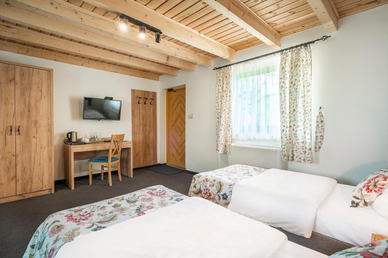 Labedz Hotel Karczma Илава Екстериор снимка