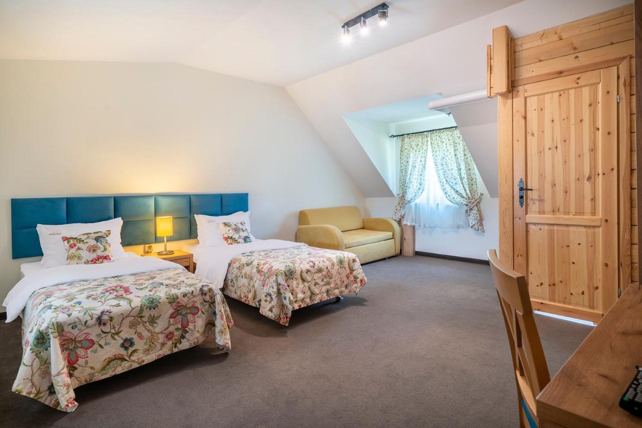 Labedz Hotel Karczma Илава Екстериор снимка