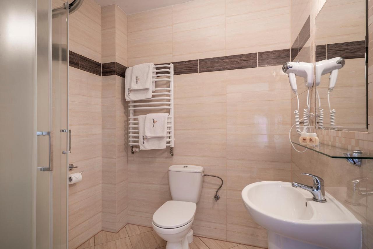 Labedz Hotel Karczma Илава Екстериор снимка