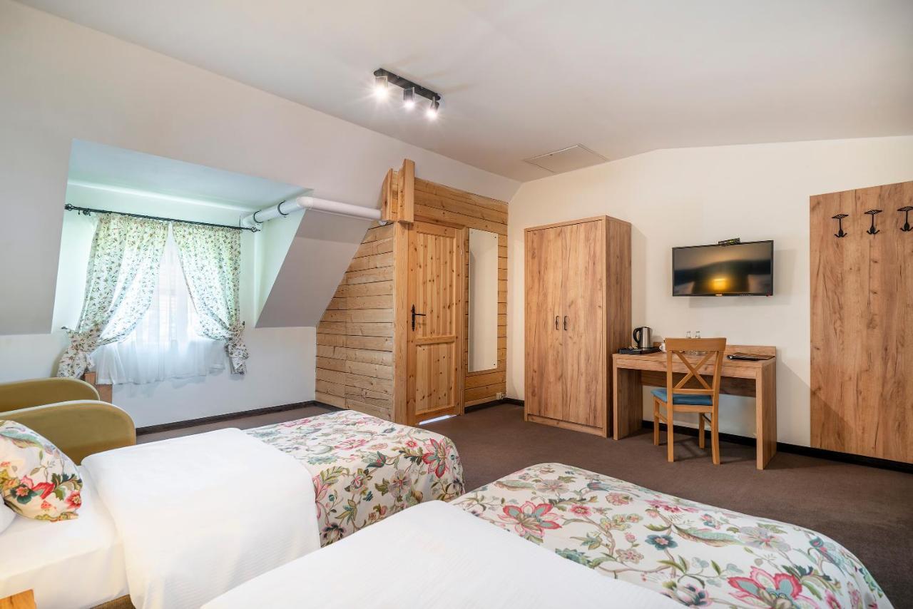 Labedz Hotel Karczma Илава Екстериор снимка